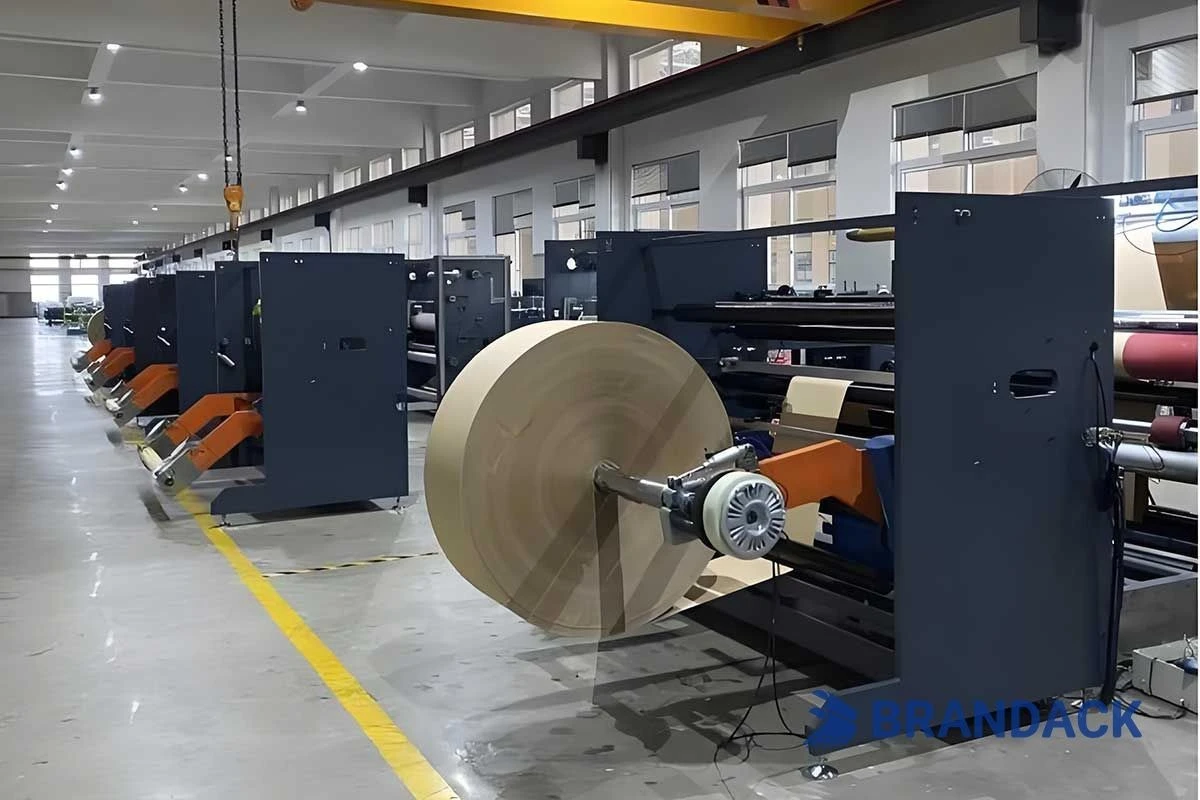 Machine automatique de fabrication de sacs en papier kraft &agrave; grande vitesse